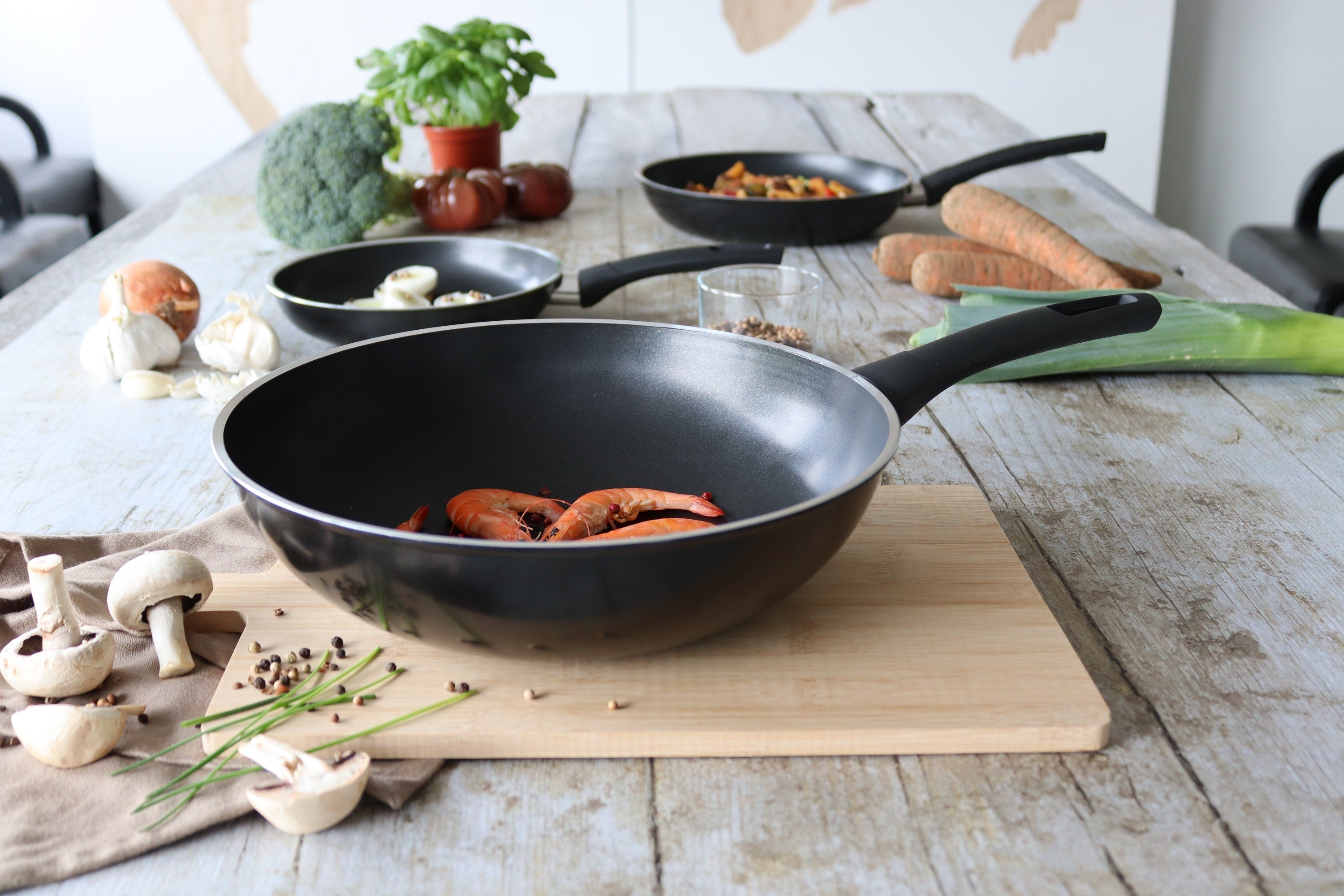 Comment cuisiner avec un wok : guide complet et astuces pour réussir vos plats - Menastyl