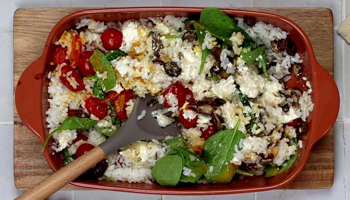 Feta rôtie au four aux légumes méditerranéens et riz dans un plat à four Octave - Menastyl