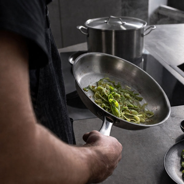 Pourquoi votre poêle inox colle ? (et comment réussir enfin la cuisson inox) - Menastyl