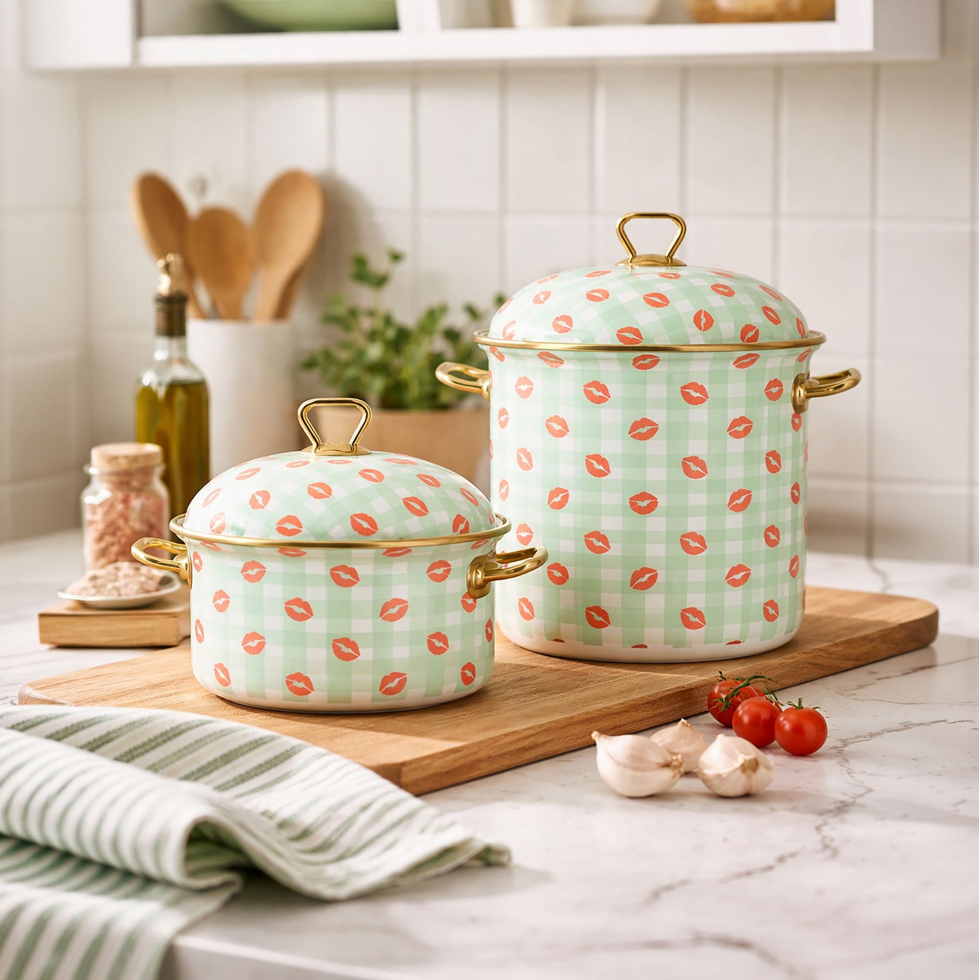 Faitout Vichy 20cm en acier émaillé motif bisous sur fond carreaux verts, avec couvercle et anses dorées