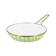 Poêle Vichy Citron 24cm en acier émaillé Menastyl, motif carreaux verts et citrons jaunes, intérieur blanc, manche doré