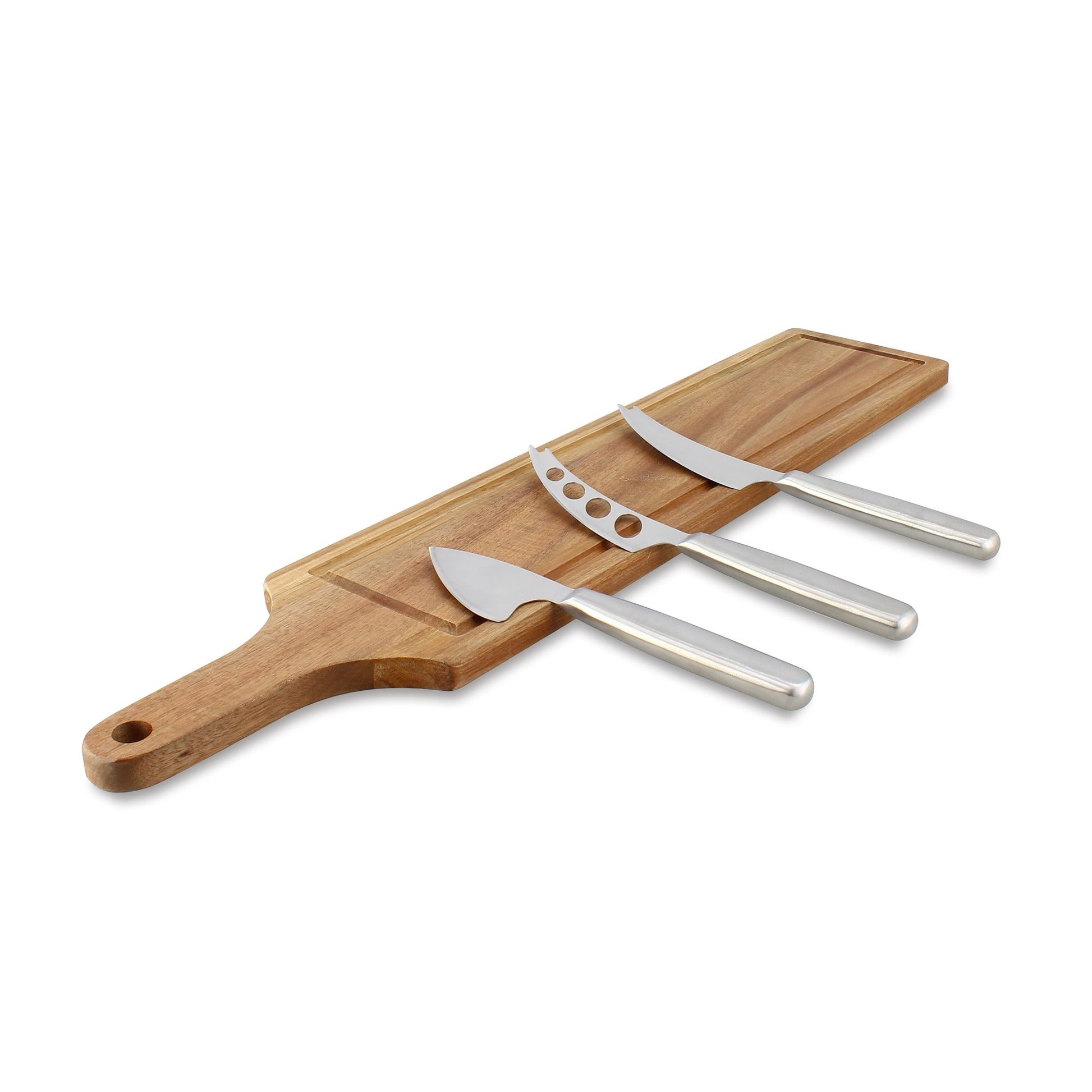 Planche à découper en acacia avec trois couteaux à fromage en acier inoxydable, vue de dessus en angle