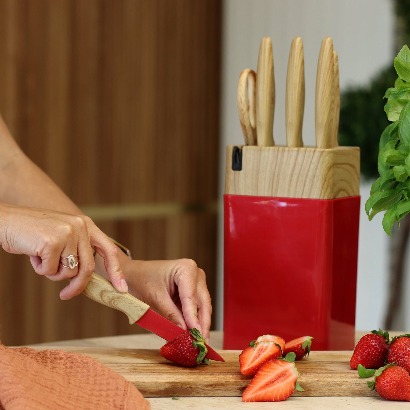 set de couteaux colorama rouge, découpe de fraise