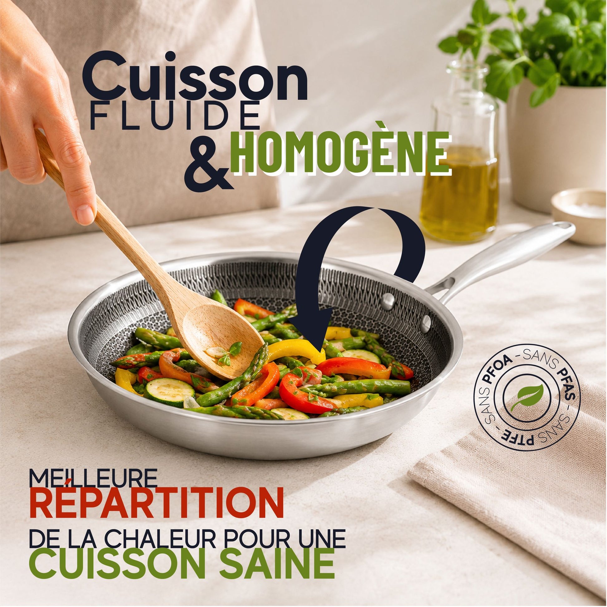 Poêle Trinox en acier inoxydable avec revêtement antiadhésif, cuisson de légumes colorés, vue rapprochée