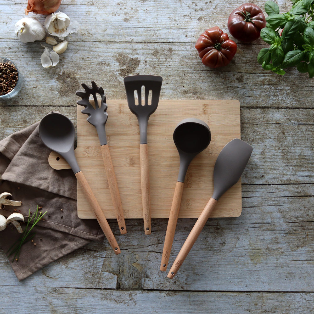 Set of 5 Eliott silicone utensils with wooden handle