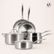 Set de 6 pièces Triply Menastyl en acier inoxydable triple couche, vue d'ensemble sur fond beige