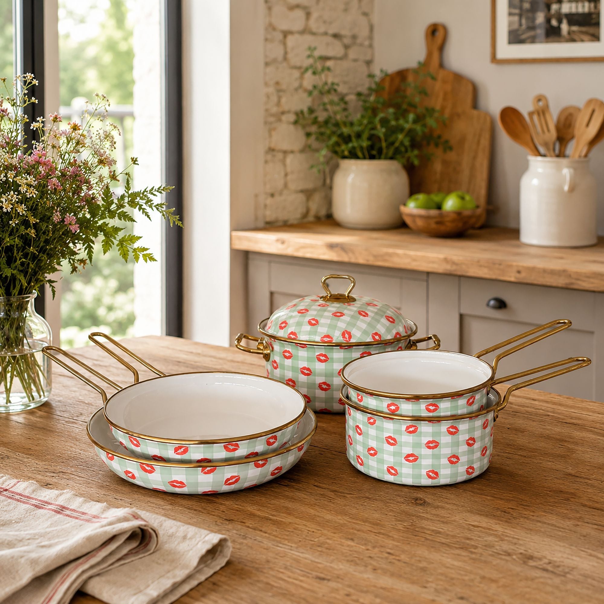 Set de 5 pièces Vichy acier émaillé motif vichy vert et bisous rouges, disposé sur table bois dans cuisine campagne