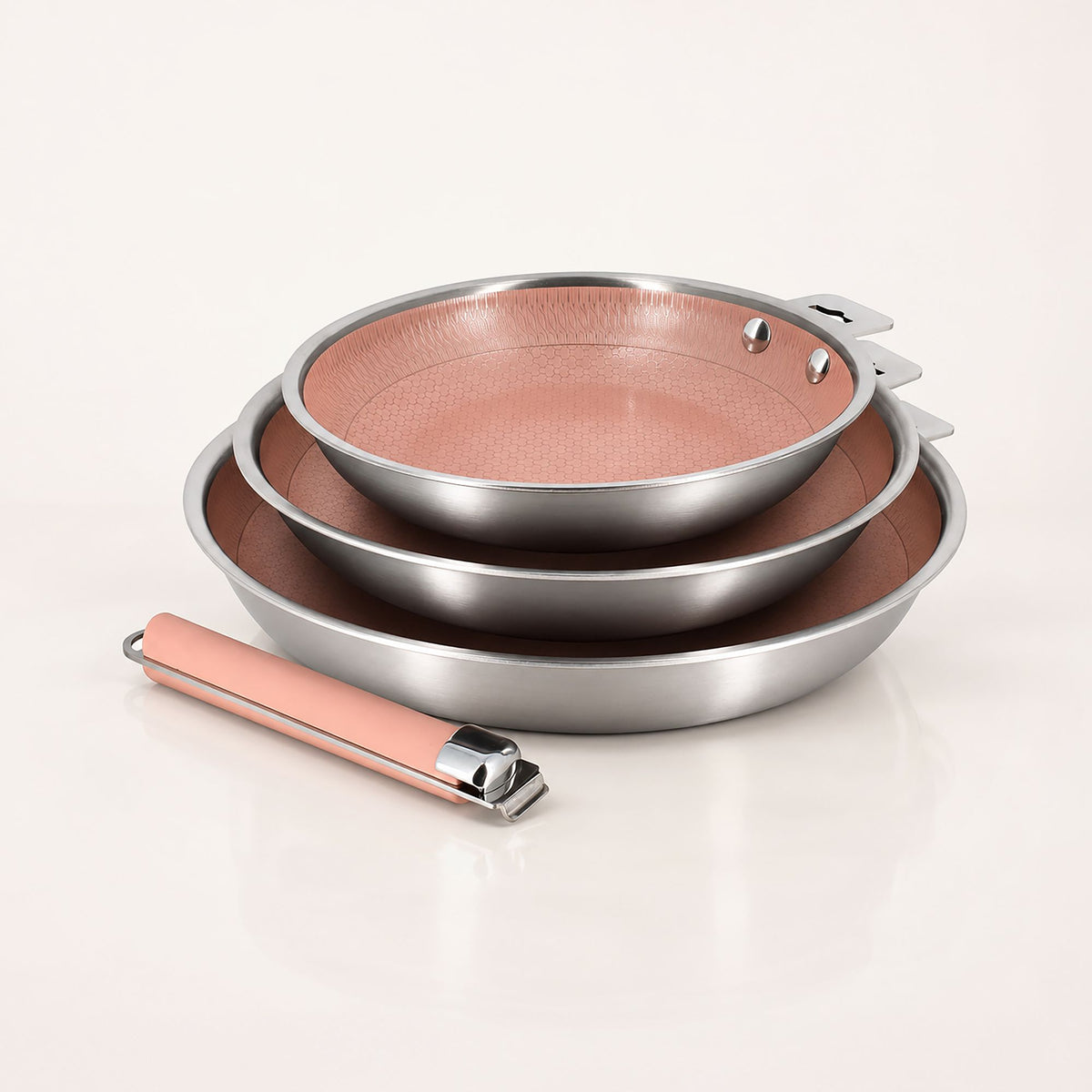 Lot de 3 poêles Aglaé empilées avec poignée amovible rose gold, intérieur cuivré et extérieur inox