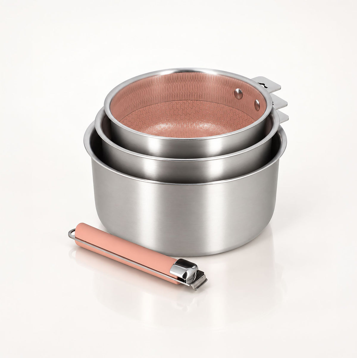 Lot de 3 casseroles Aglaé empilées en acier inoxydable avec poignée amovible détachée au premier plan