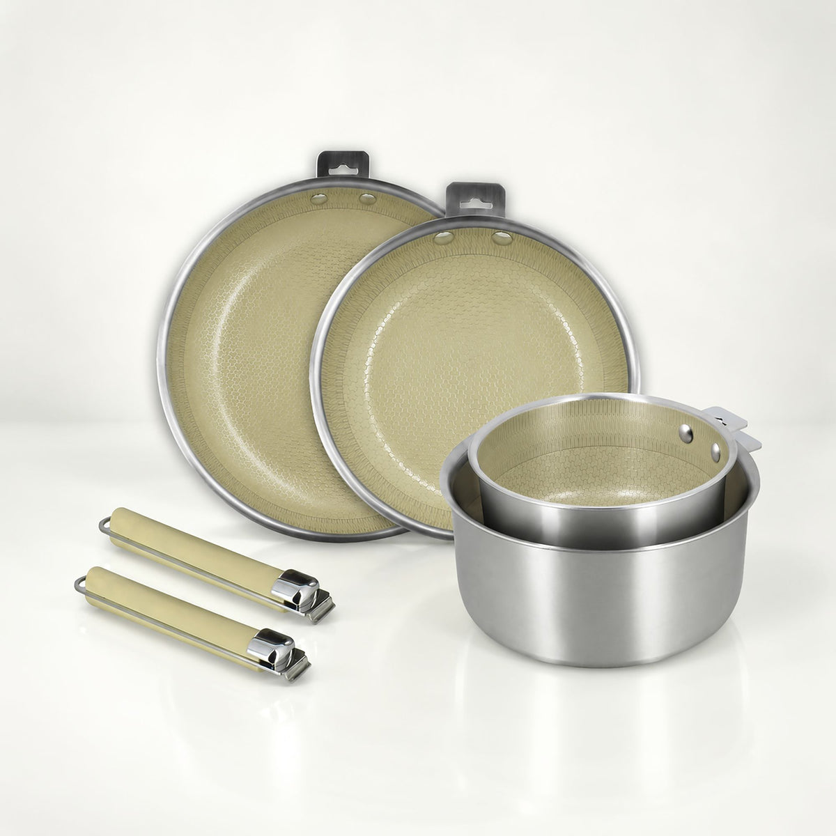 Vue d'ensemble batterie cuisine Aglaé 6 pièces : 2 poêles, 1 casserole, 2 poignées amovibles, acier inoxydable