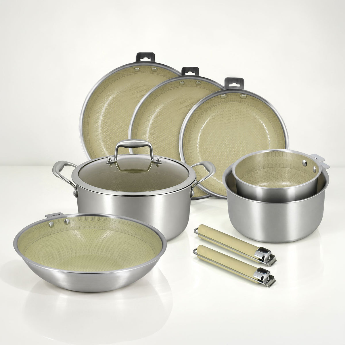Vue d'ensemble batterie de cuisine Aglaé 10 pièces en acier inoxydable avec revêtement beige antiadhésif