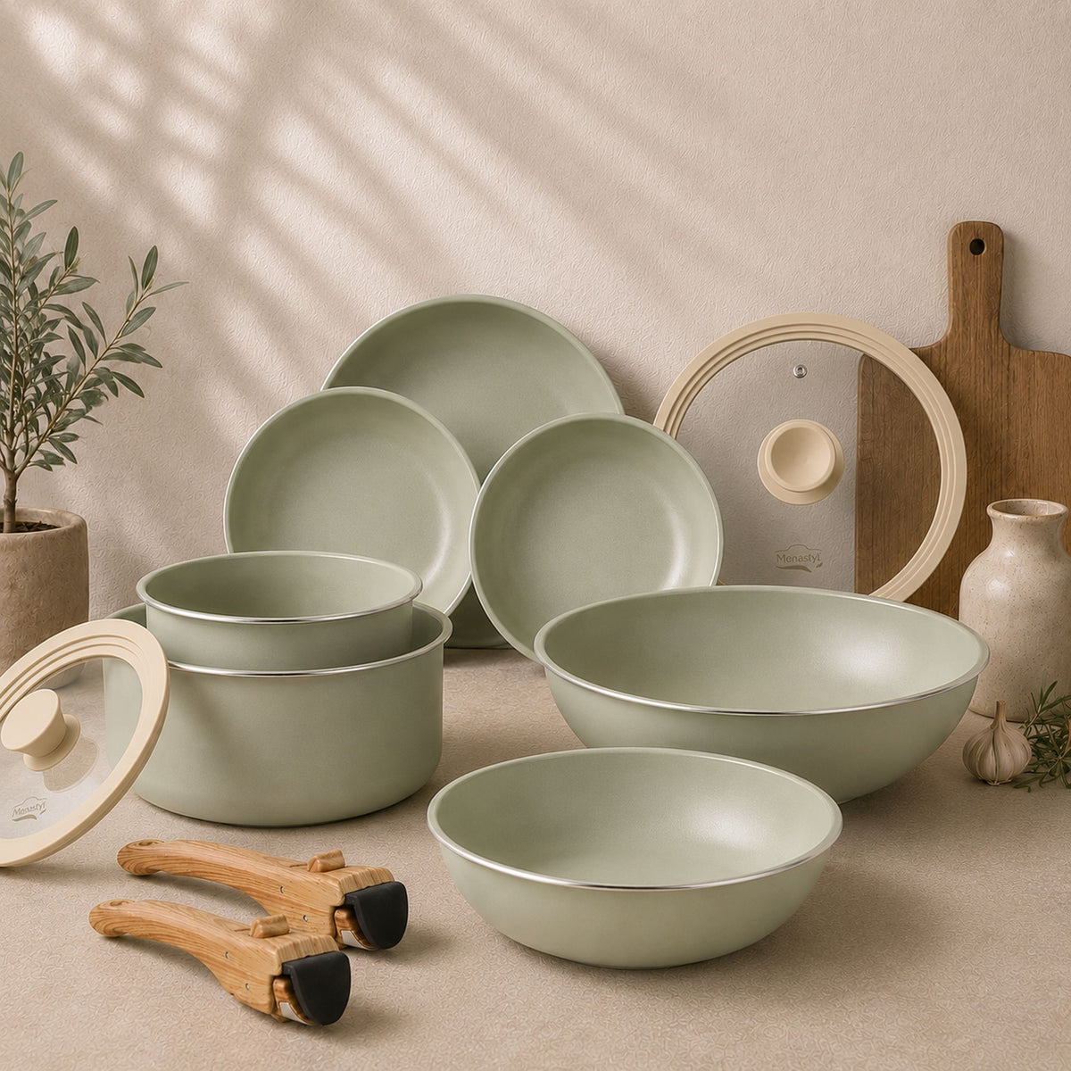 Set de 11 pièces Colorama amovible en aluminium céladon avec casseroles, poêles, couvercles bois et ustensiles sur fond beige