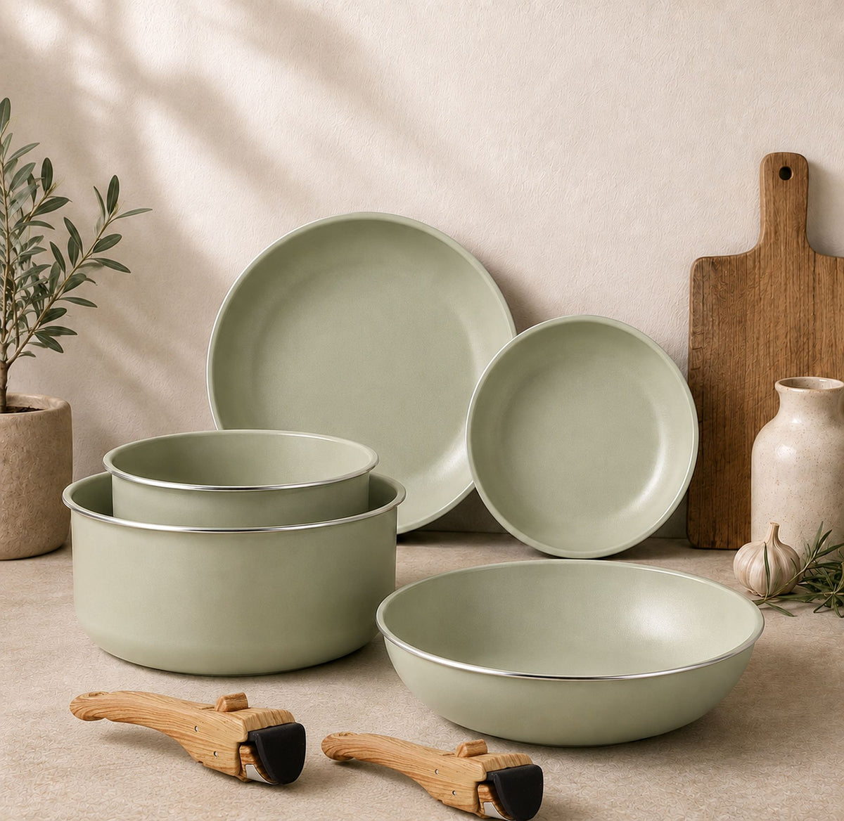Set de 7 pièces Colorama amovible en aluminium céladon avec poêles, casseroles et accessoires bois sur plan de travail