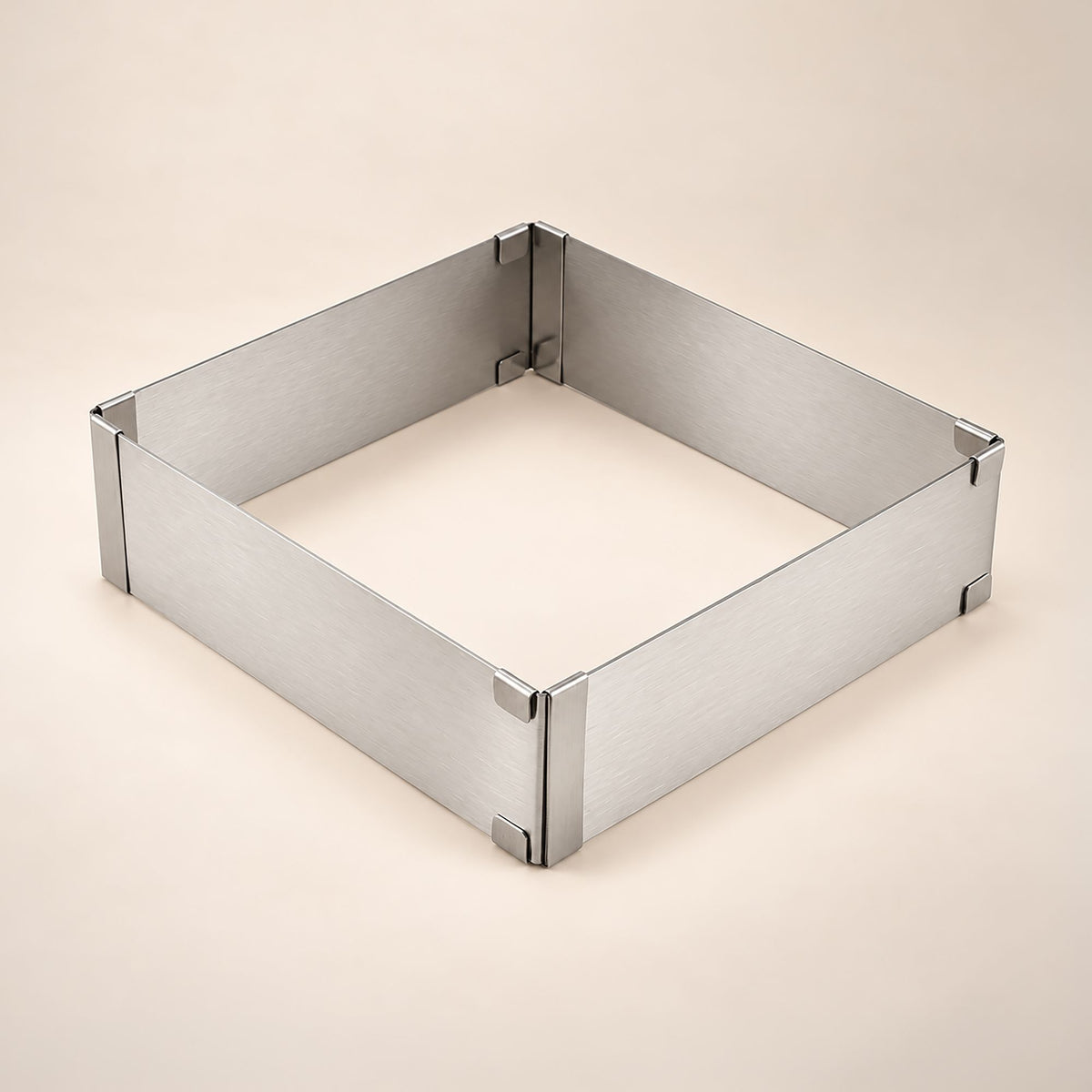 Cadre rectangulaire extensible en acier inoxydable brossé, vue perspective sur fond beige