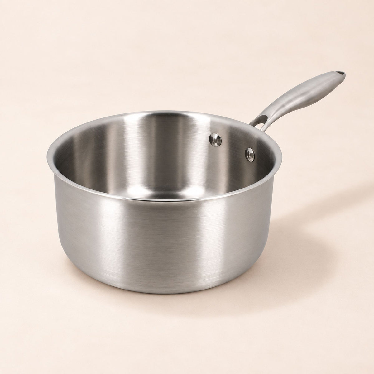 Casserole Trinox 20cm en acier inoxydable, vue intérieure avec poignée rivetée, finition brossée