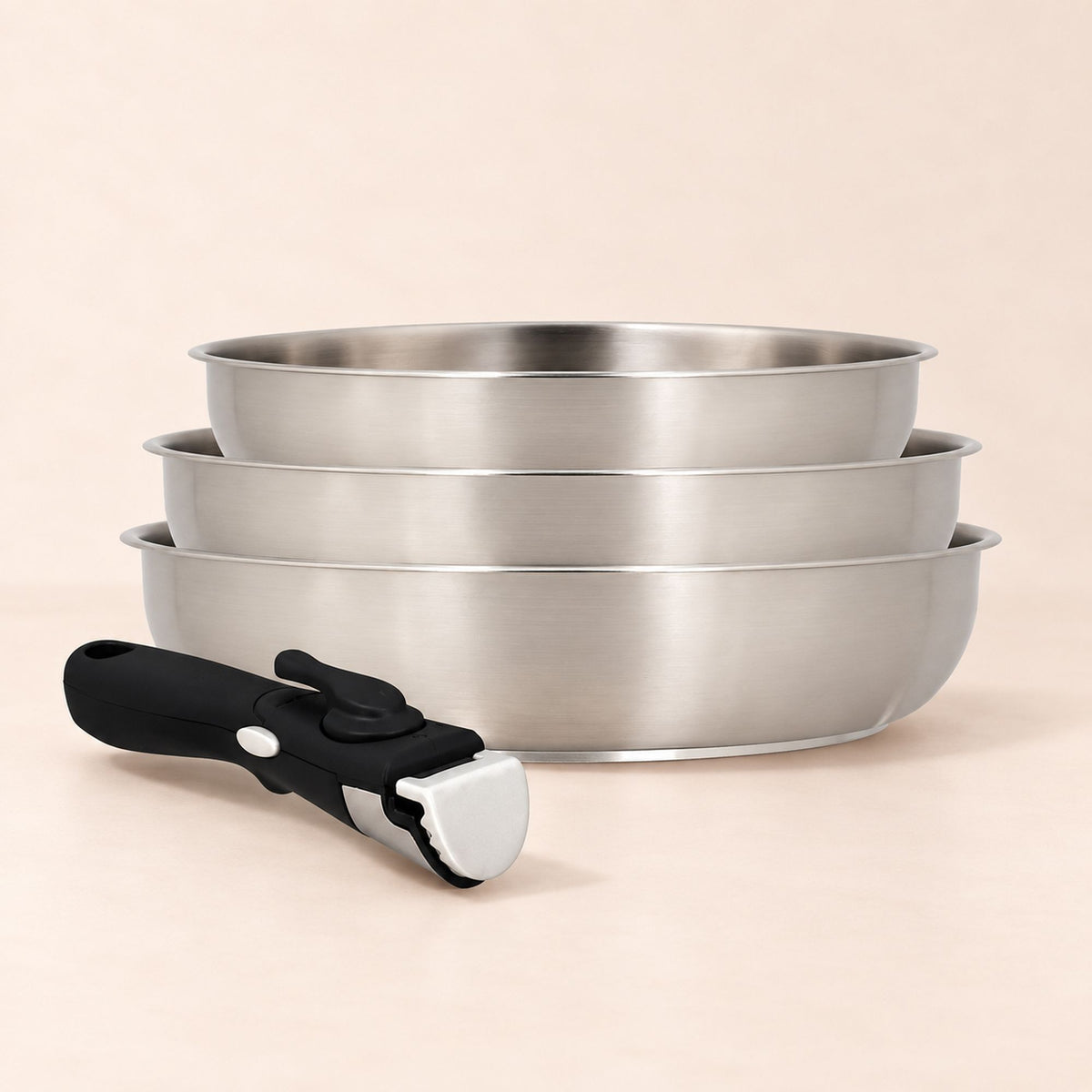 Lot de 3 poêles Iris Inox 20/24/28 cm empilées avec poignée amovible noire et blanche au premier plan