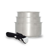 Lot de 3 casseroles Iris Inox Menastyl 16/18/20 cm empilées avec poignée amovible noire, vue de face sur fond blanc