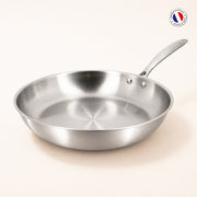 Poêle Triply 32 cm en acier inoxydable triple couche Menastyl, vue de trois-quarts sur fond clair