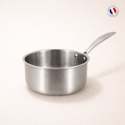 Casserole Triply 16cm en acier inoxydable triple couche Menastyl, vue de trois-quarts sur fond beige