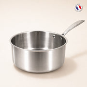Casserole Triply 20cm en acier inoxydable triple couche Menastyl avec poignée, vue de trois-quarts