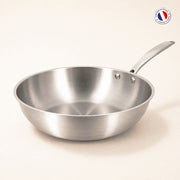 Wok Triply 28cm en acier inoxydable Menastyl, vue de trois-quarts avec manche ergonomique, fabrication française