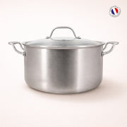 Faitout Triply 24cm en acier inoxydable avec couvercle en verre Menastyl, vue de face sur fond clair
