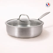 Sauteuse Triply 24cm en acier inoxydable avec couvercle et manche long Menastyl, vue de face sur fond clair