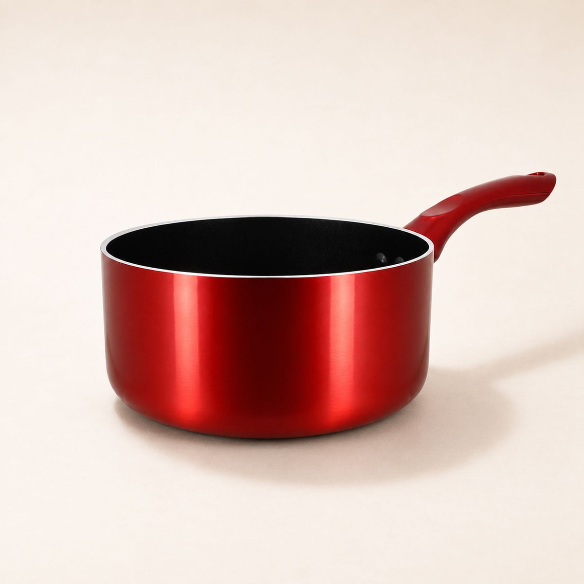 Casserole Cerise 20 cm rouge métallique avec poignée bakélite, vue de trois-quarts sur fond neutre