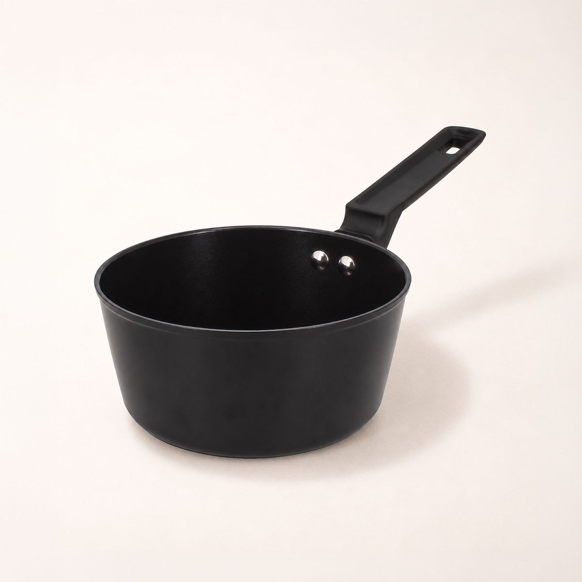 Casserole First 18 cm en aluminium noir avec revêtement antiadhésif, vue trois-quarts face