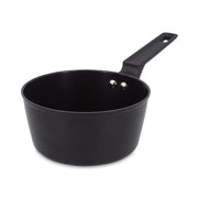 Casserole First 20 cm en aluminium noir Menastyl, vue de trois-quarts avec deux billes métalliques à l'intérieur