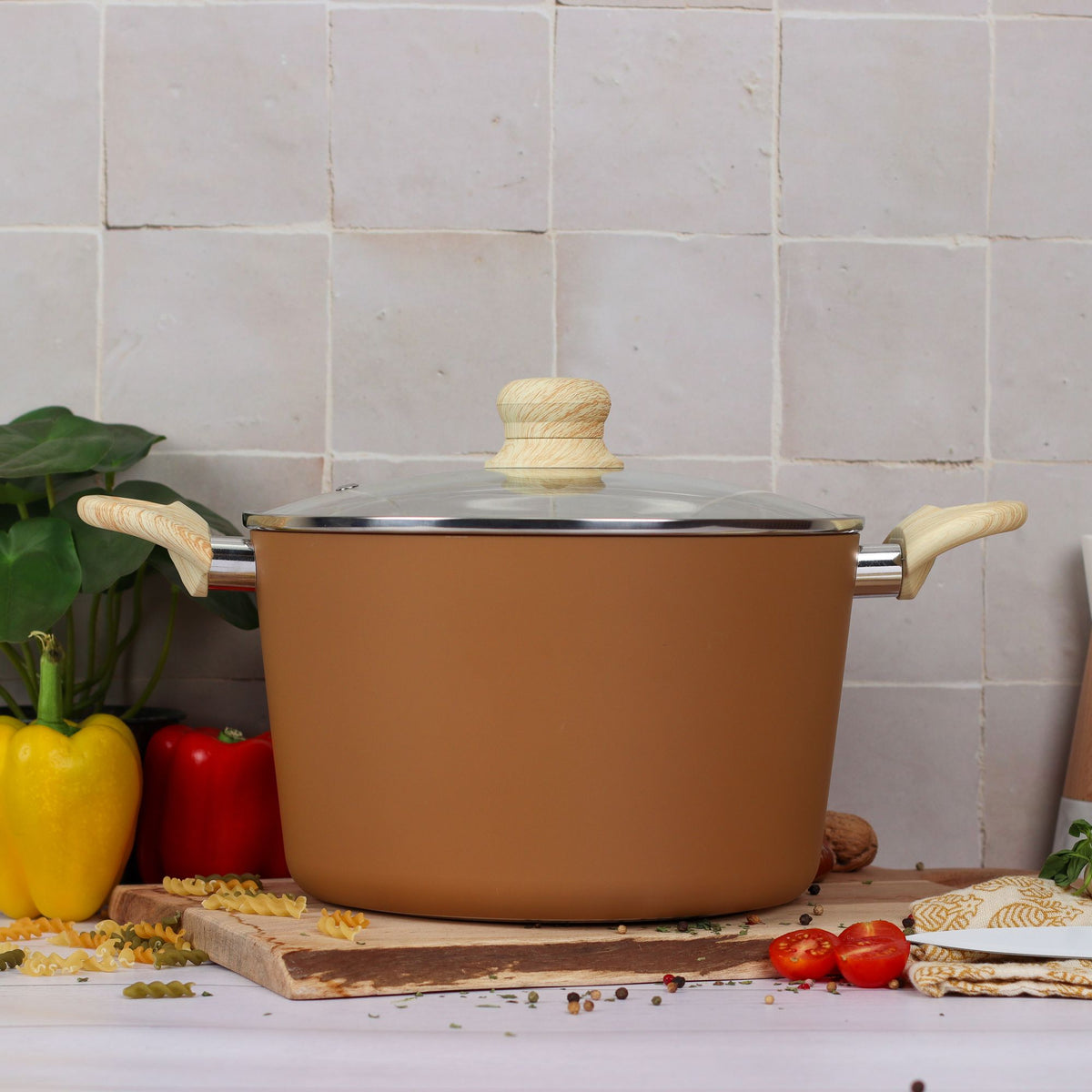 Grande casserole Colorama terracotta avec couvercle et poignées bois, cuisine carrelée blanche, ingrédients frais