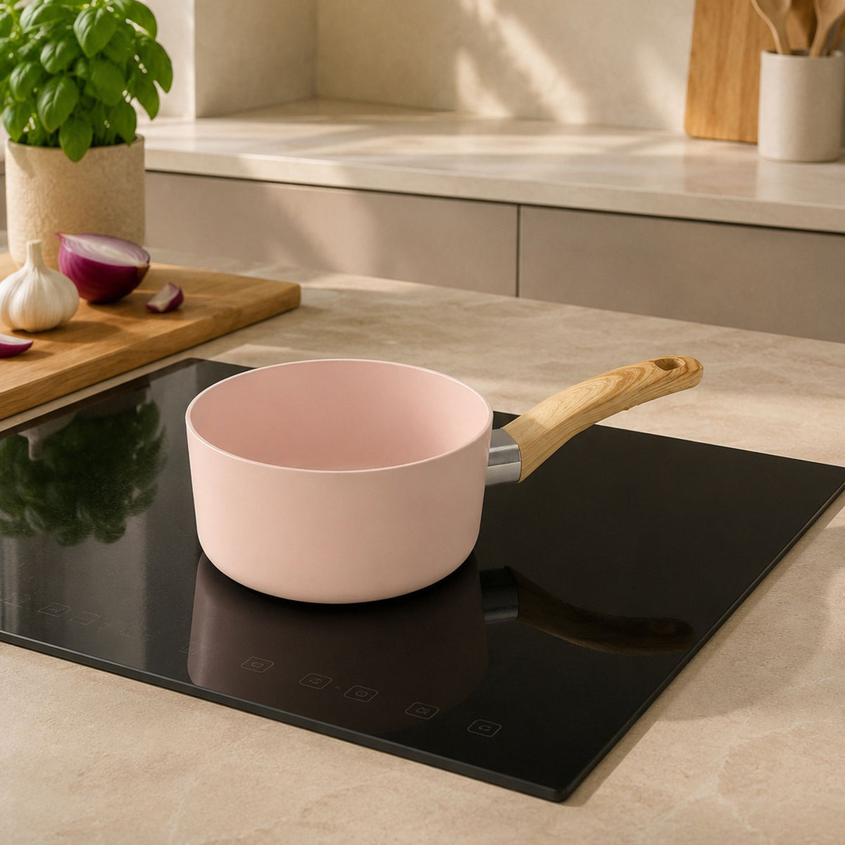 Casserole Colorama 16 cm rose pastel avec manche bois sur plaque induction moderne dans cuisine contemporaine