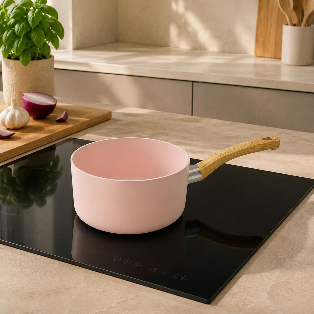 Casserole Colorama 18 cm rose pastel avec manche bois sur plaque induction, ambiance cuisine moderne