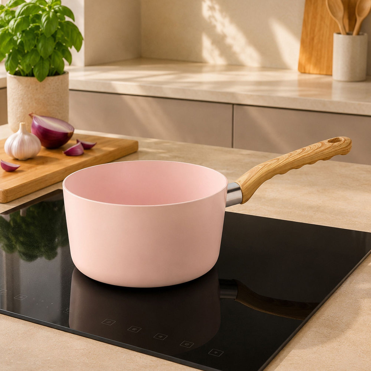 Casserole Colorama 20 cm rose pastel avec manche bois sur plaque induction, ambiance cuisine moderne