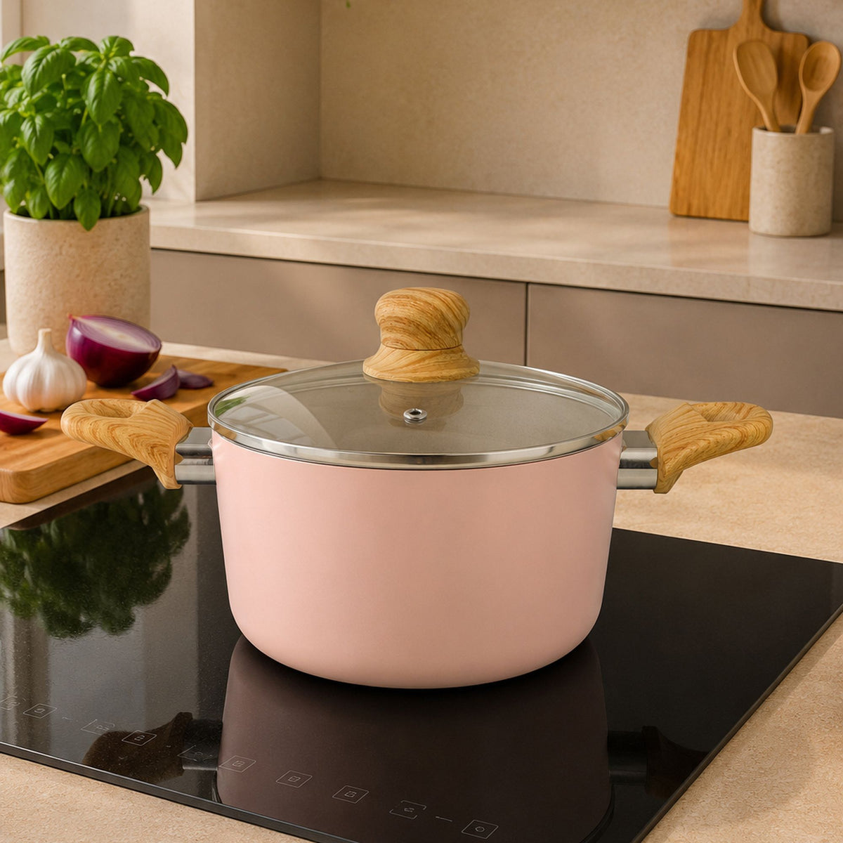 Faitout Colorama 20 cm rose pastel avec couvercle en verre et poignées bois, posé sur plaque induction