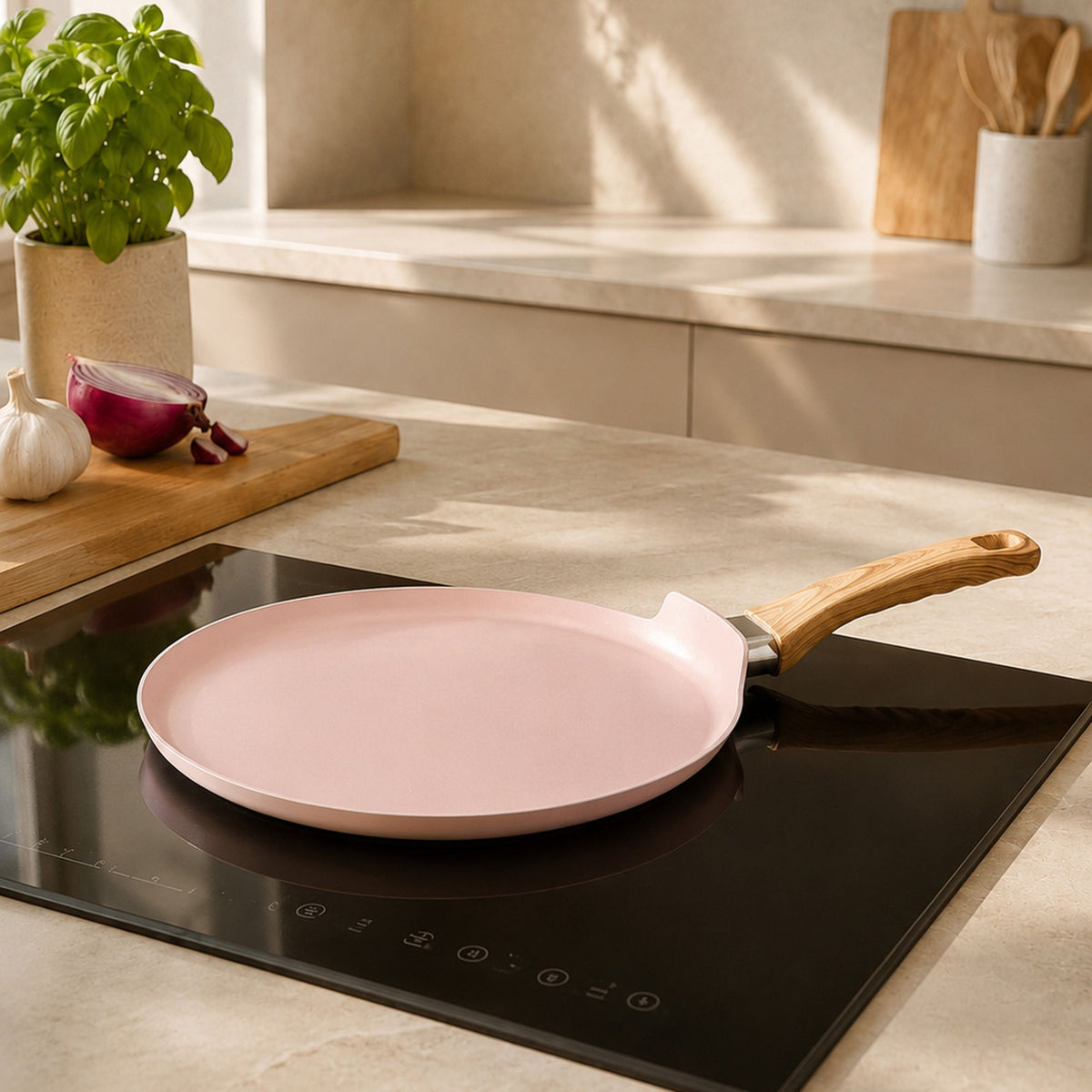 Crêpière Colorama rose pâle 26 cm avec manche bois sur plaque induction dans cuisine moderne