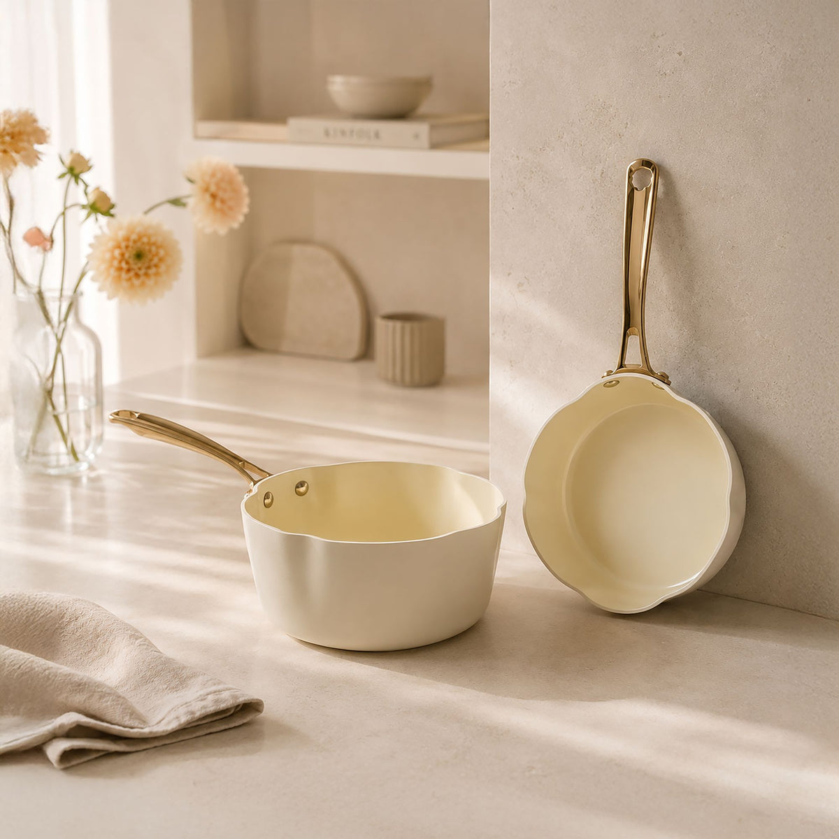 Casserole Dahlia 20 cm beige dorée, vue d'ambiance lifestyle avec seconde casserole sur fond clair minimaliste