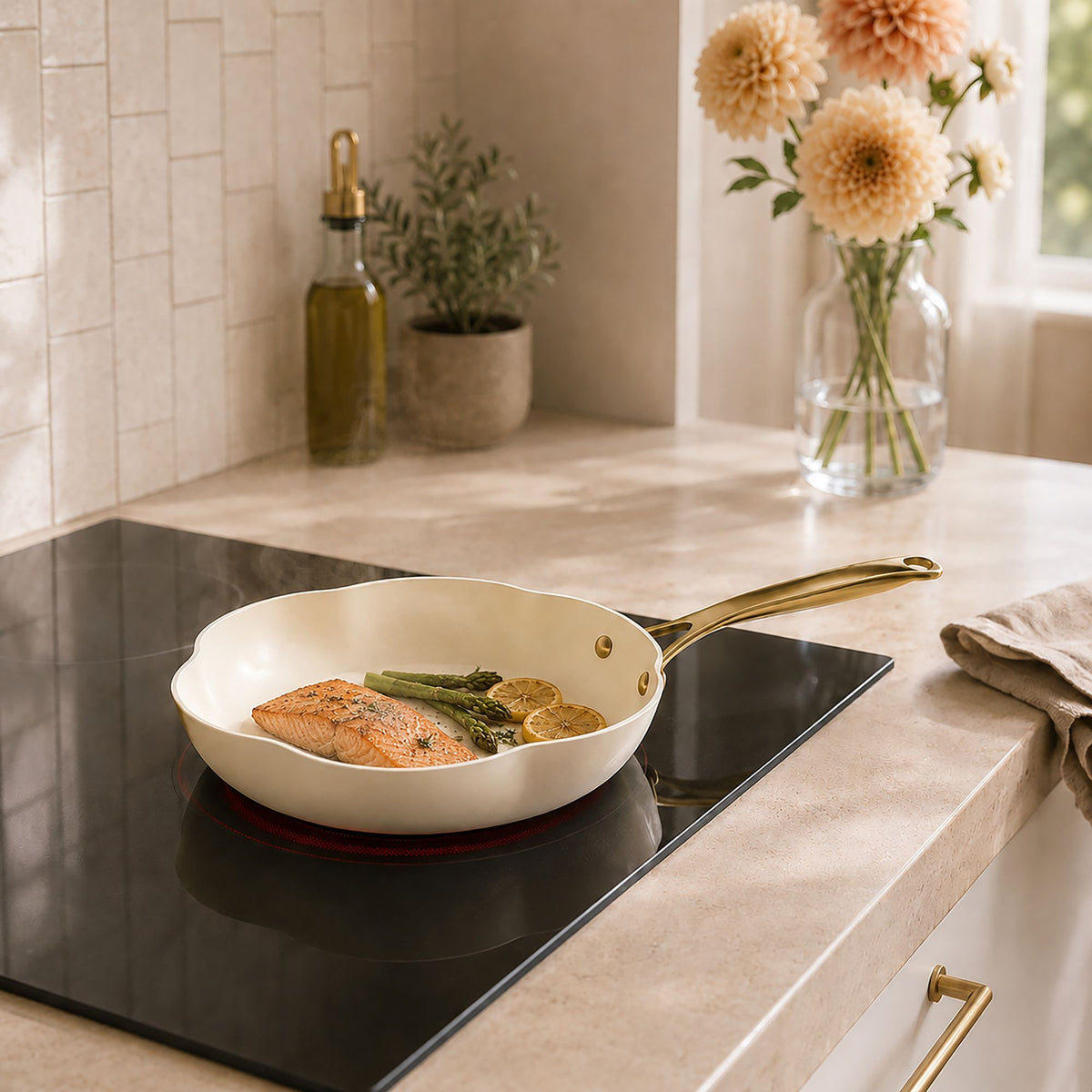 Poêle Dahlia 26 cm beige avec saumon et légumes sur plaque induction, décor cuisine moderne