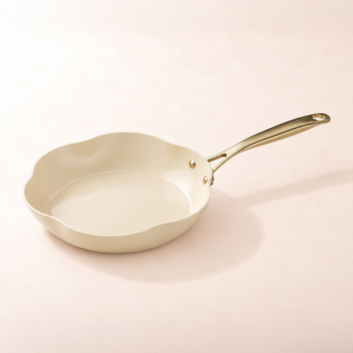 Poêle Dahlia 28 cm beige avec manche doré, vue de trois quarts sur fond clair