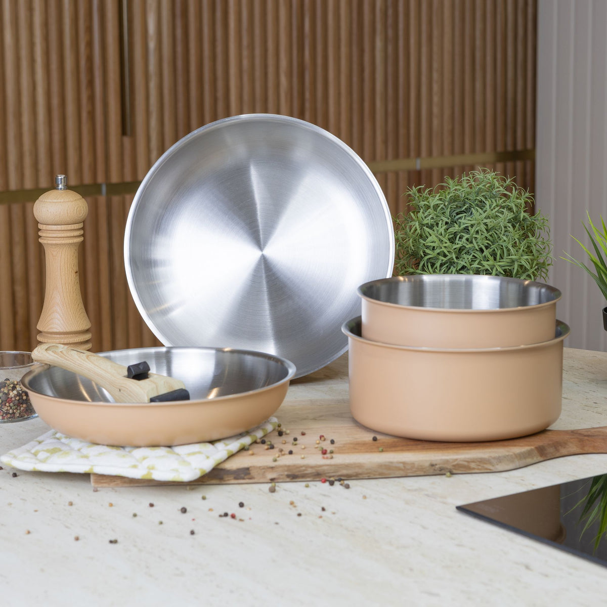 Set de cuisine Easynox amovible beige et inox, casseroles et poêle disposées sur plan de travail moderne