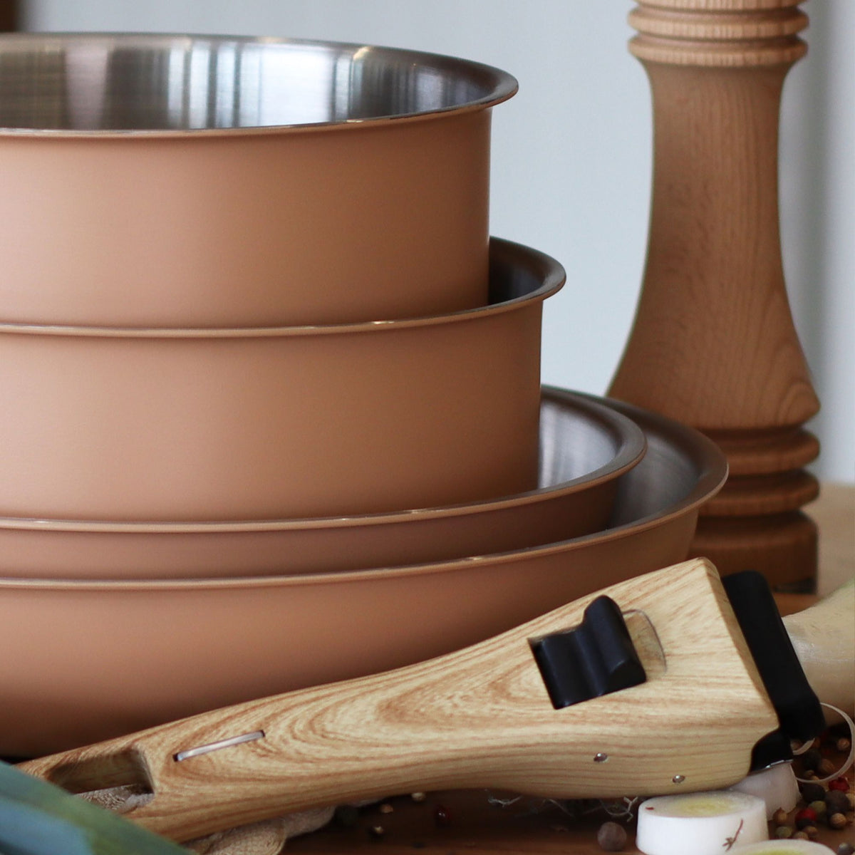 Set de 5 casseroles Easynox cuivre empilées avec poignée amovible bois et planche à découper