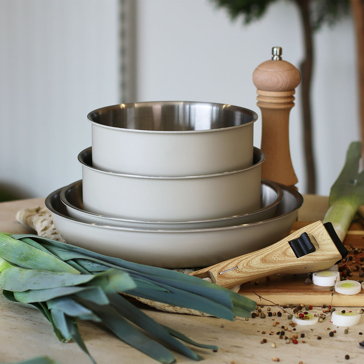 Set de 5 pièces Easynox Amovible empilé avec ustensiles en bois et légumes frais sur plan de travail