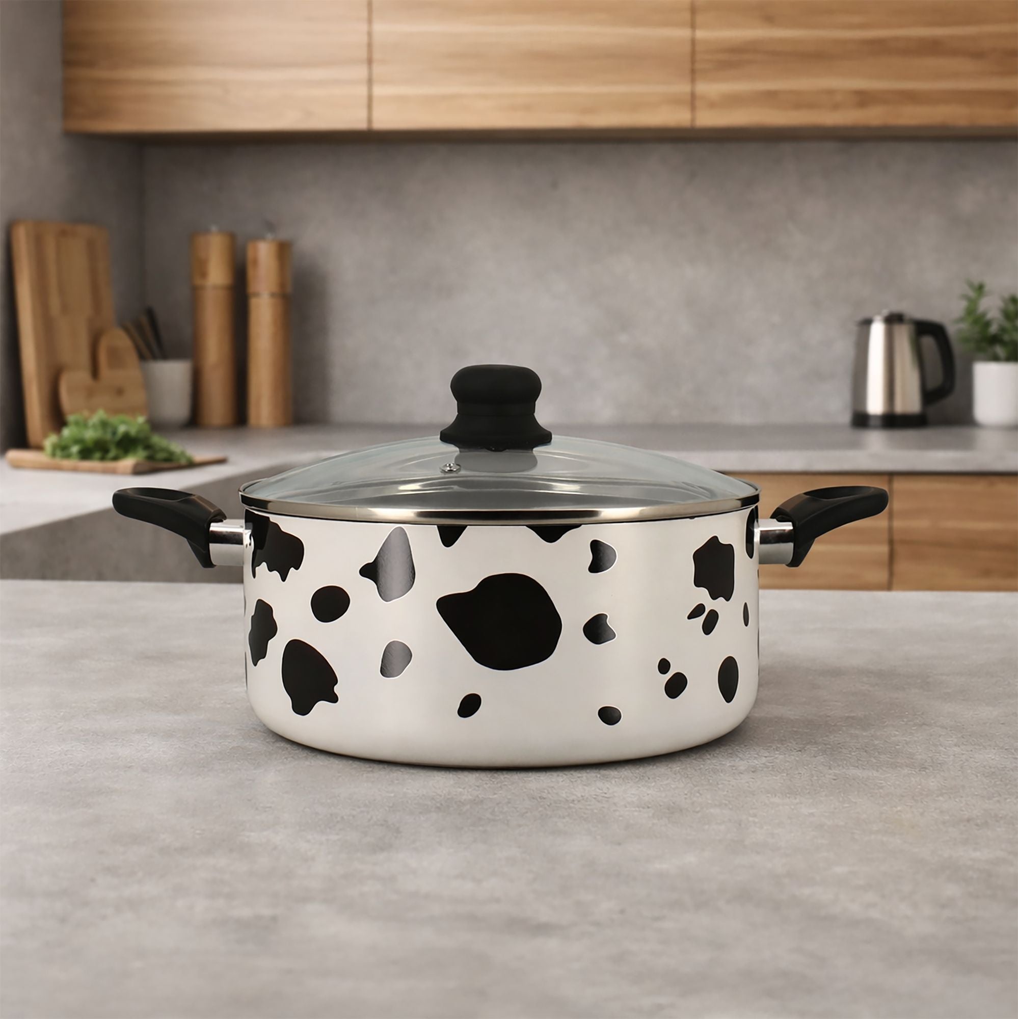 Faitout 24cm motif vache noir et blanc avec couvercle en verre, posé sur plan de travail cuisine moderne