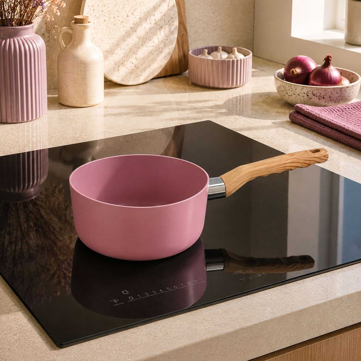 Casserole Colorama rose 16 cm avec manche bois sur plaque induction, ambiance cuisine moderne aux tons pastel