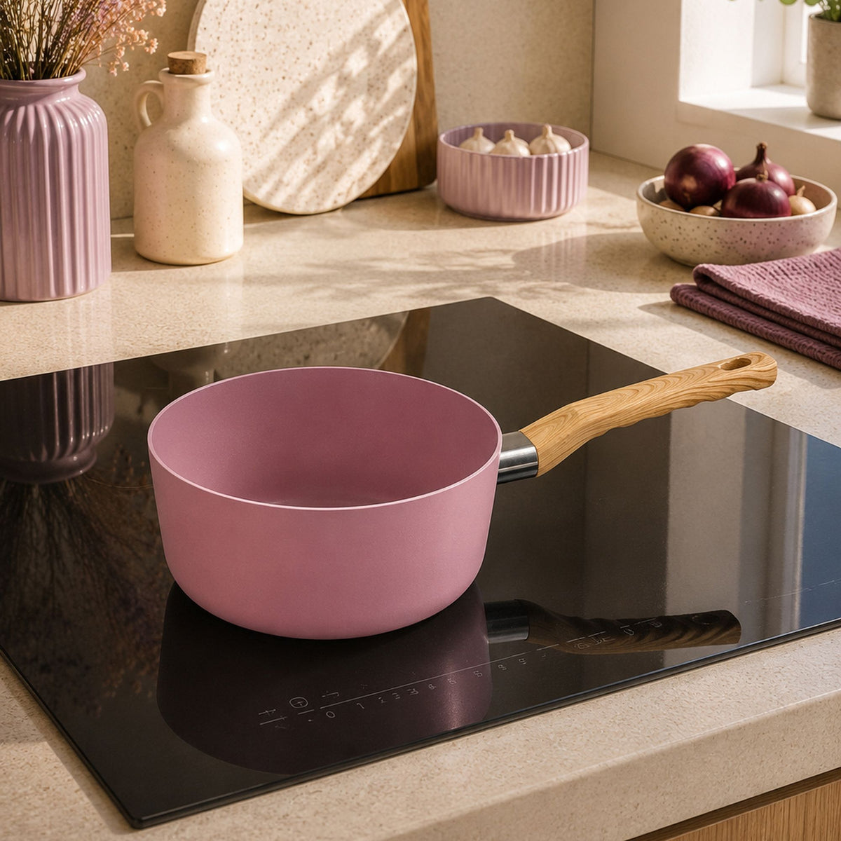 Casserole Colorama 18 cm rose avec manche bois sur plaque induction, ambiance cuisine moderne