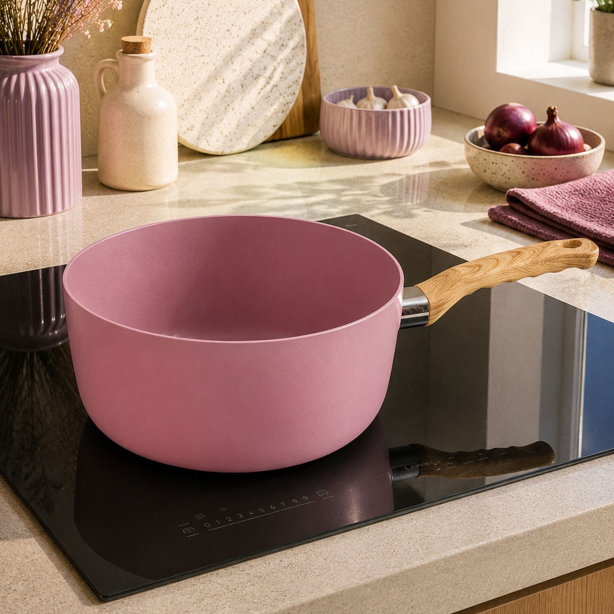 Casserole Colorama 20 cm rose sur plaque induction, mise en scène cuisine moderne avec décoration assortie