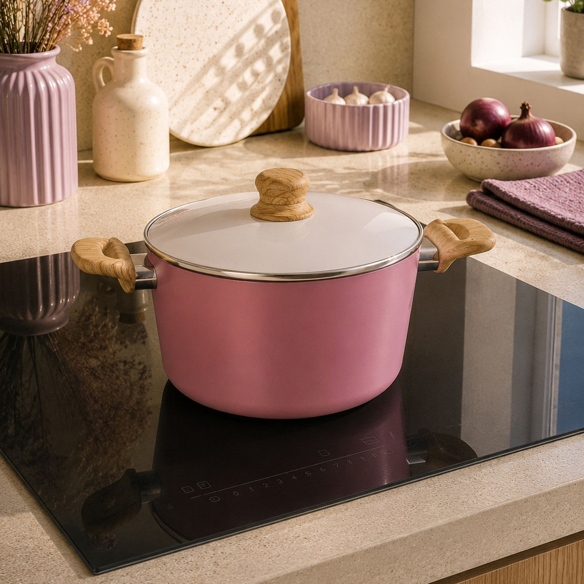 Faitout Colorama rose 24 cm avec couvercle et poignées bois, posé sur plaque induction dans cuisine moderne