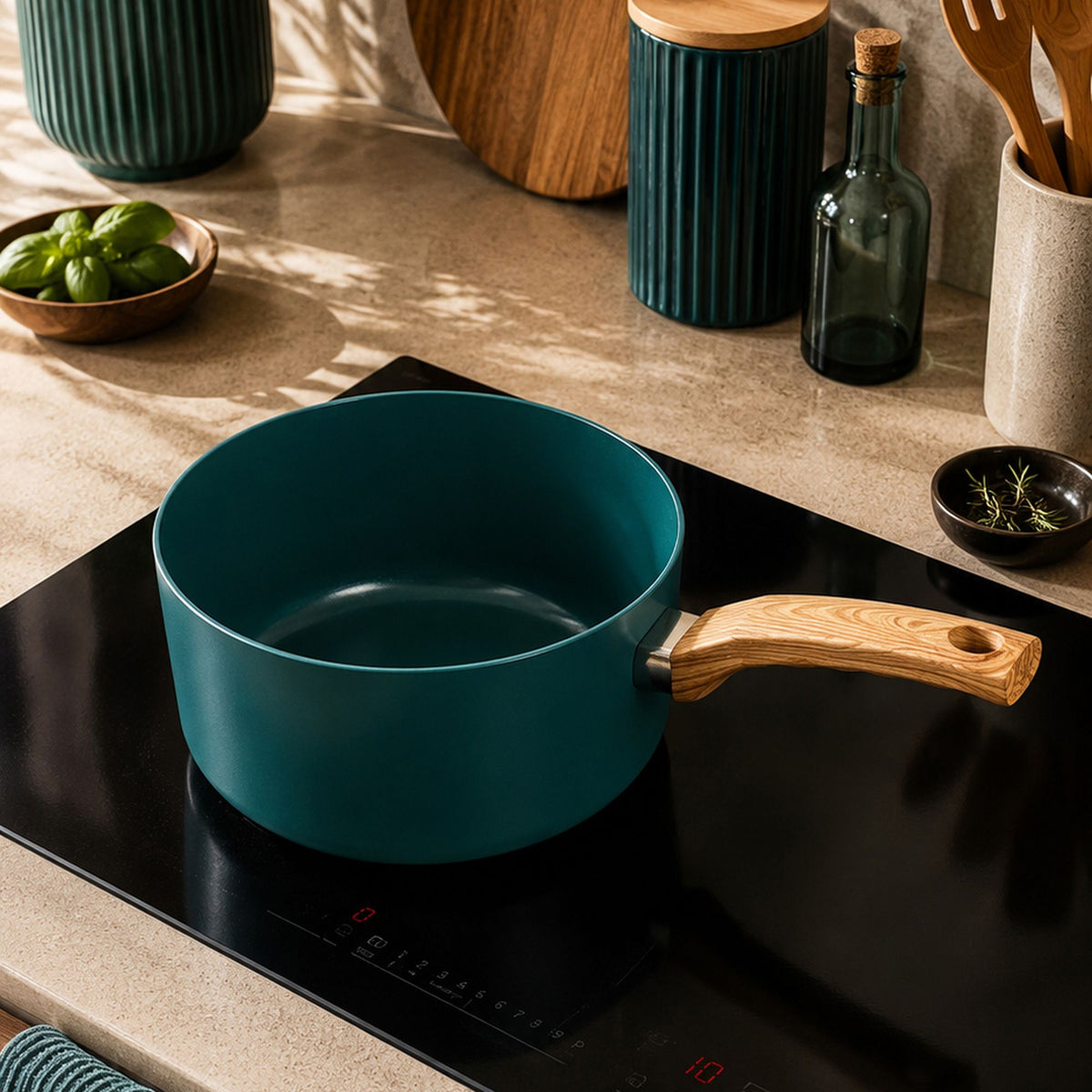 Casserole Colorama 18 cm vert canard avec manche bois sur plaque induction, vue d'ambiance cuisine moderne