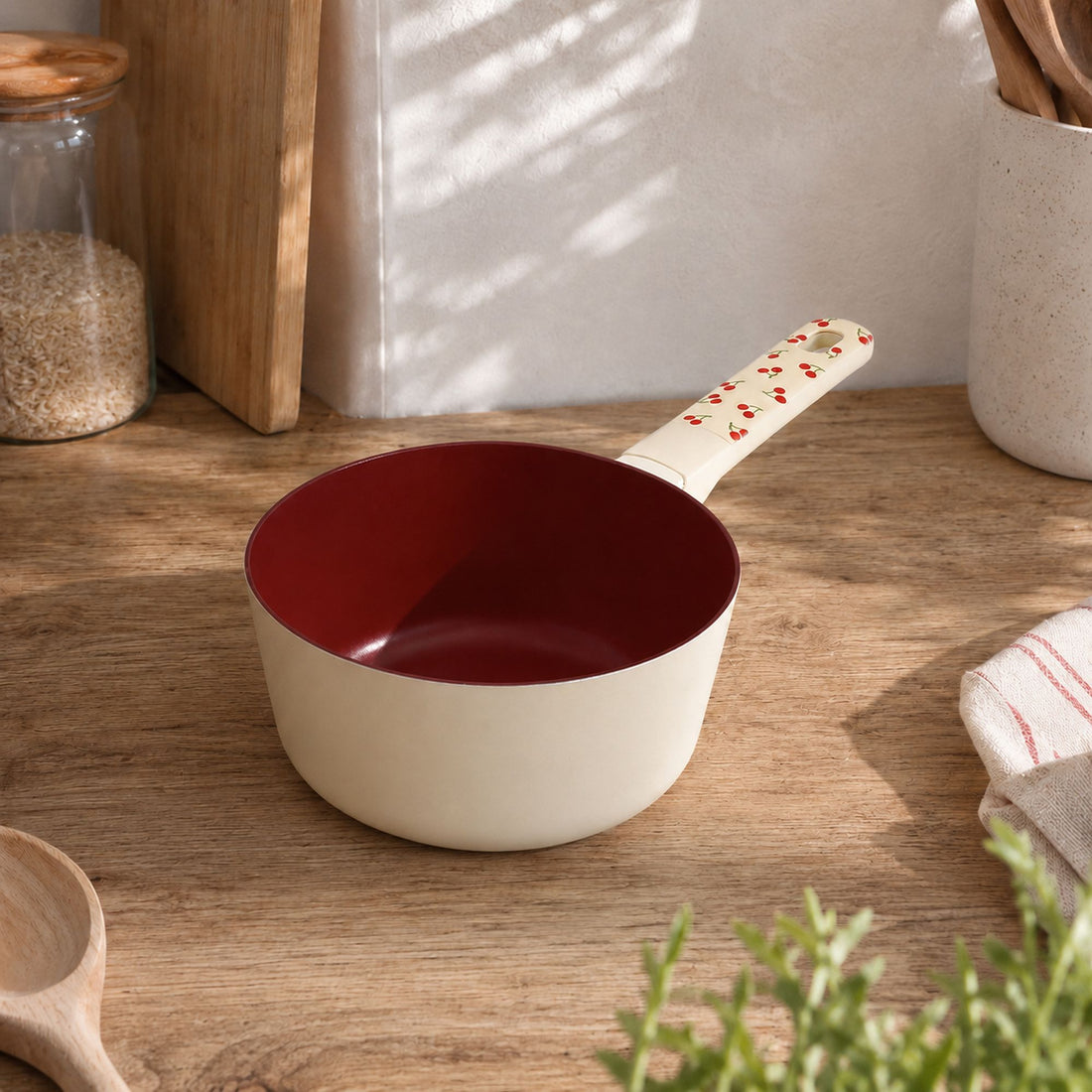 Casserole cerise 18cm en aluminium, intérieur bordeaux et extérieur crème avec motifs cerises sur le manche
