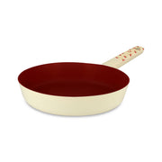 Poêle Cerise 24cm en aluminium Menastyl, intérieur rouge bordeaux et extérieur crème, vue trois-quarts avec manche décoré